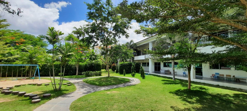 วิวสวนและอาคารของโรงเรียนนานาชาติฝรั่งเศสพัทยา