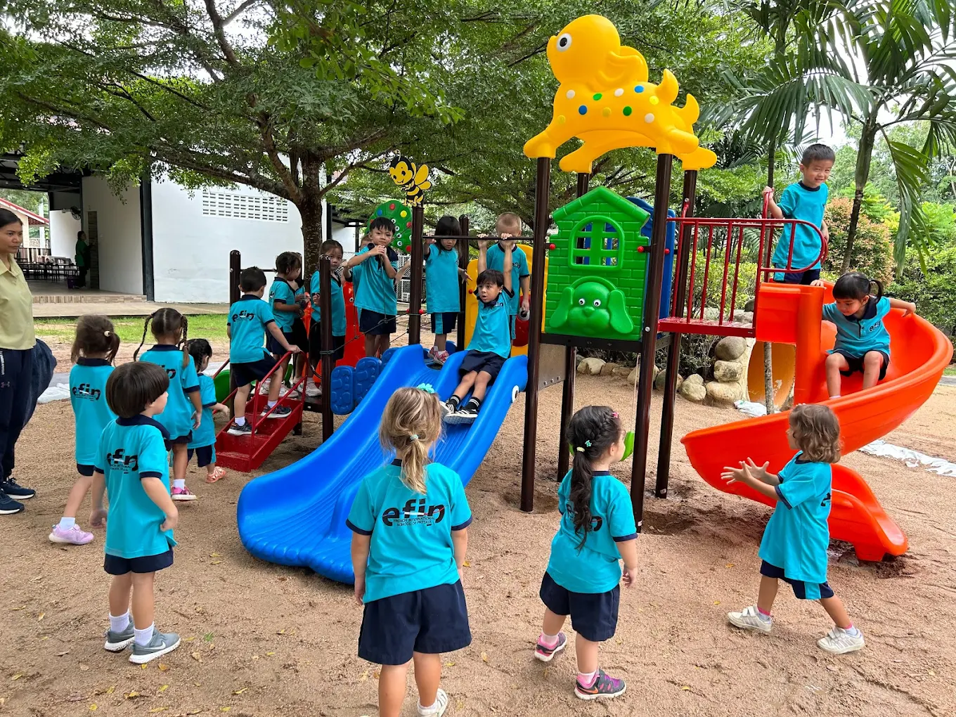 Enfants au toboggan EFIP